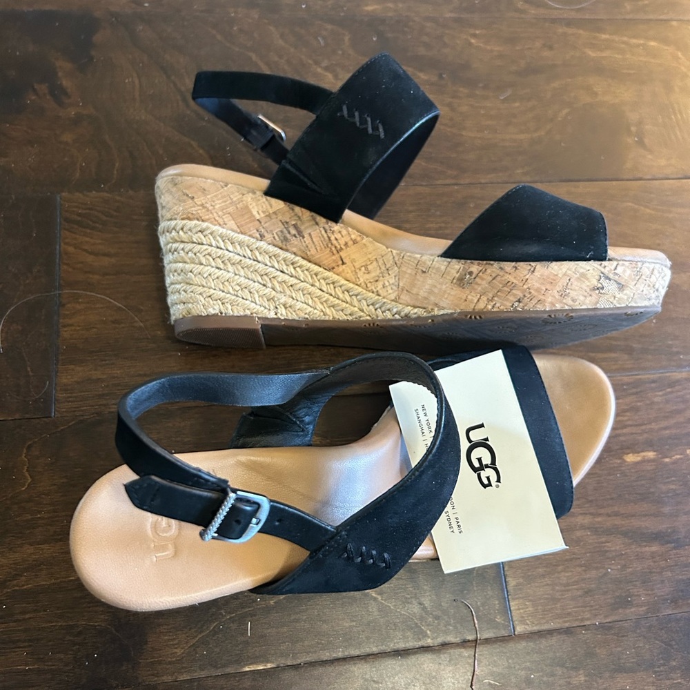 UGG new Elena black size 8.5 leather so soft insole and great arch.  Size 9